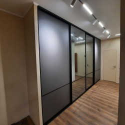 Раздвижные двери купе для встроенного шкафа в спальне 